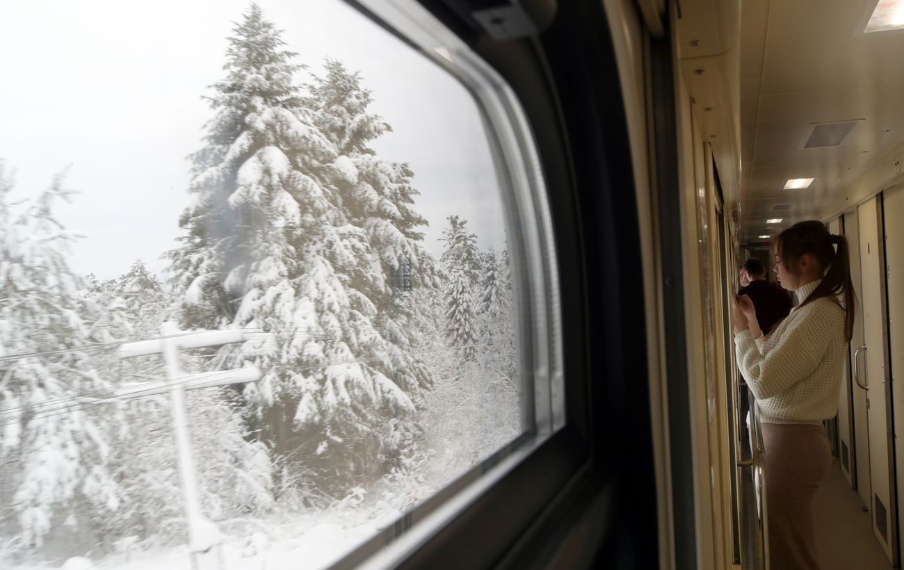 Зображення новини: Обмеження, скасування й автобусні об'їзди: в УЗ пояснили, куди потягом сьогодні не доїхати