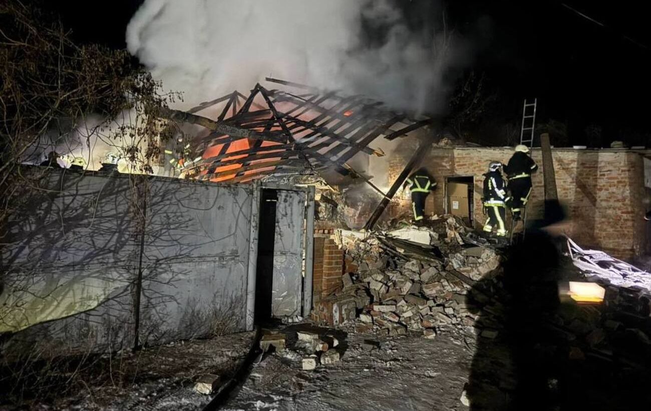 Зображення новини: Загинули діти та батько: який вигляд має місце удару РФ у Богодухові (фото, відео)