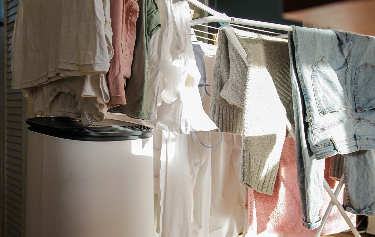 Зображення новини: Вологість атакує шафи: перевірені лайфхаки, щоб врятувати одяг