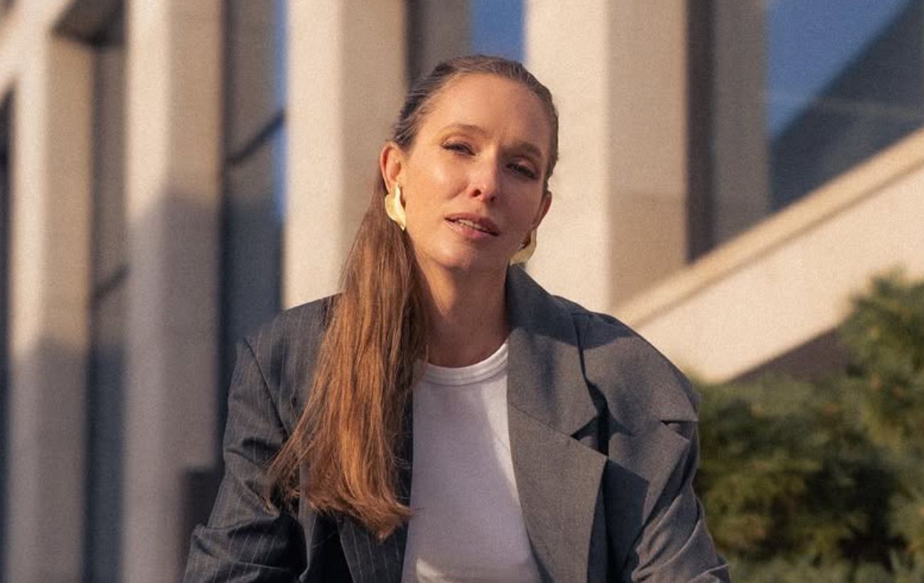 Зображення новини: Як носити сіре пальто навесні 2026 і не виглядати нудно: урок від Осадчої