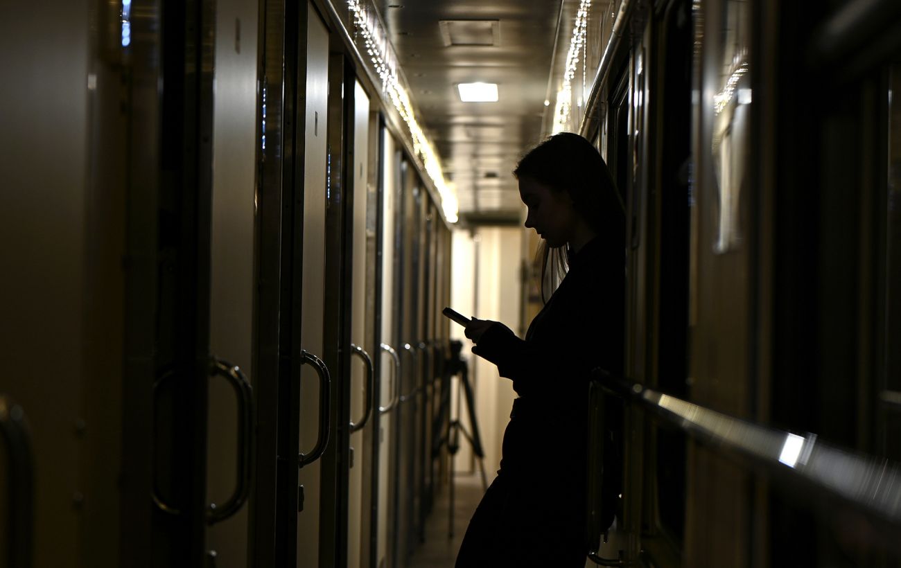 Зображення новини: Забути про багаж і лягти на підлогу: як вижити у поїзді під час обстрілу (інструкція УЗ)