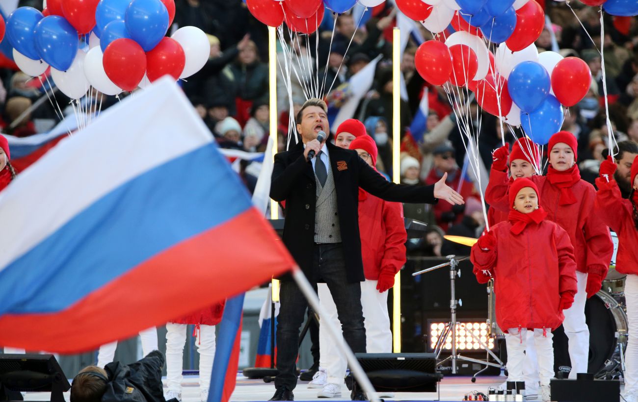 Зображення новини: Замість мікрофонів - автомати: як в окупованому Донецьку школярів готують до війни