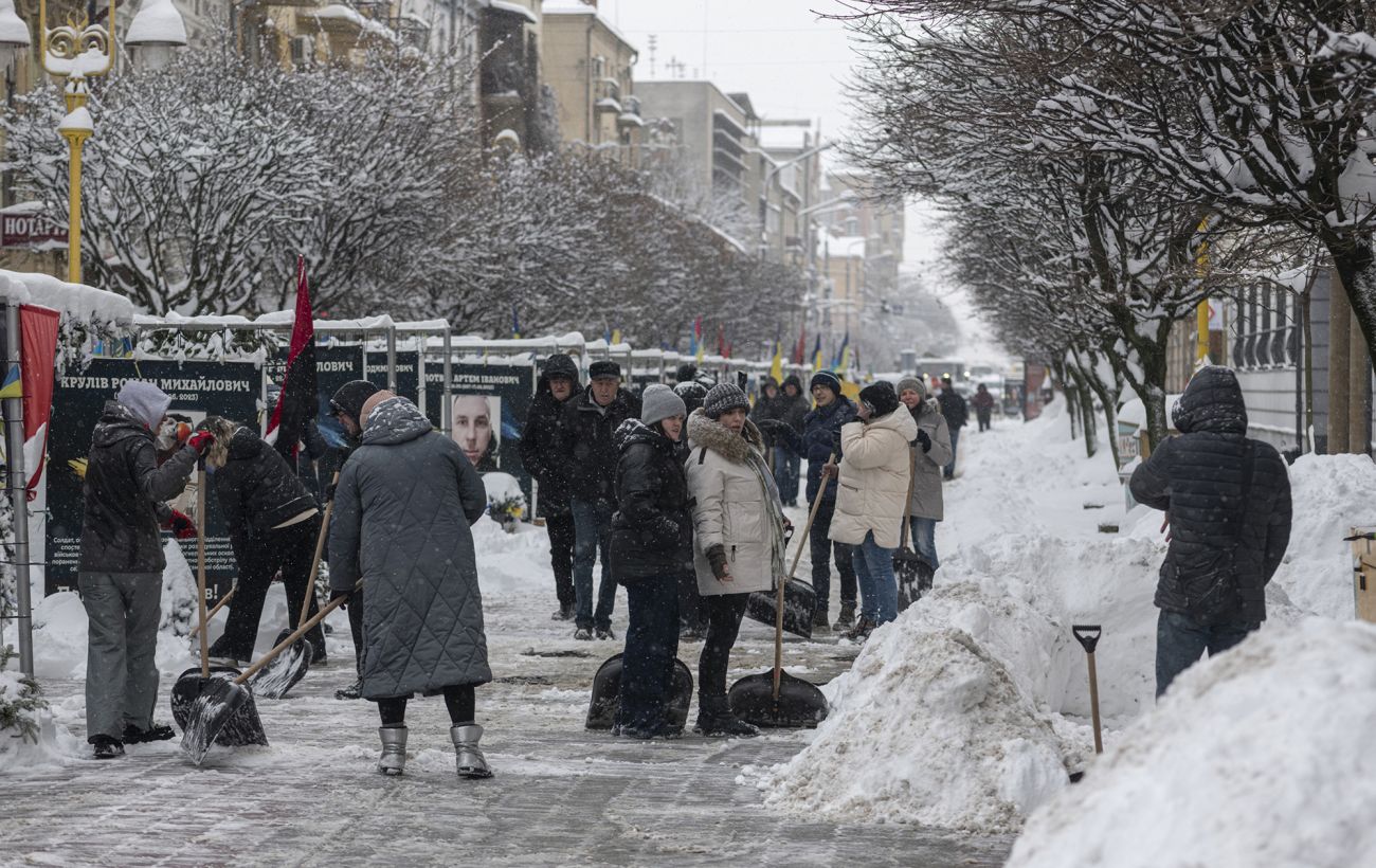 Зображення новини: Сніговий колапс у Києві: місто паралізували затори, ціни на таксі злетіли (фото)