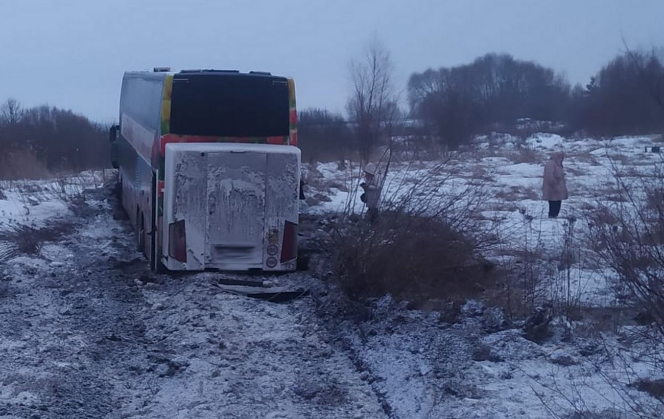 Зображення новини: Автобус із пасажирами злетів у кювет на трасі Львів-Луцьк: є постраждалі (фото)
