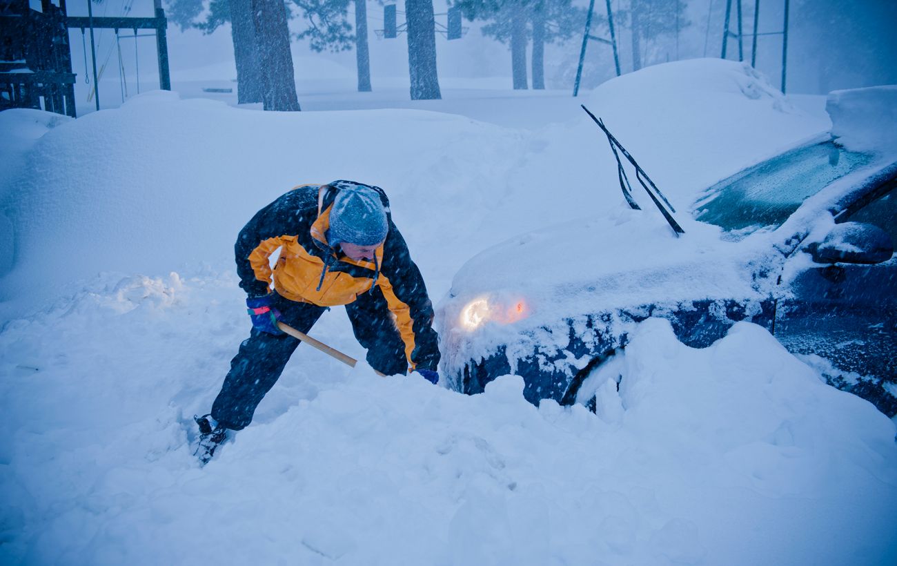 Зображення новини: Мають бути в кожному авто: 4 речі, які врятують водіїв під час снігопаду