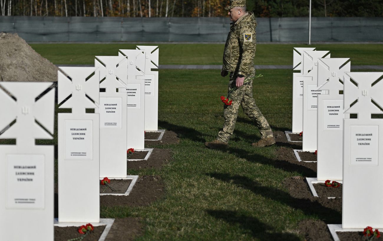 Зображення новини: Поділ на "гідних" та "негідних": омбудсман закликає змінити правила військових поховань