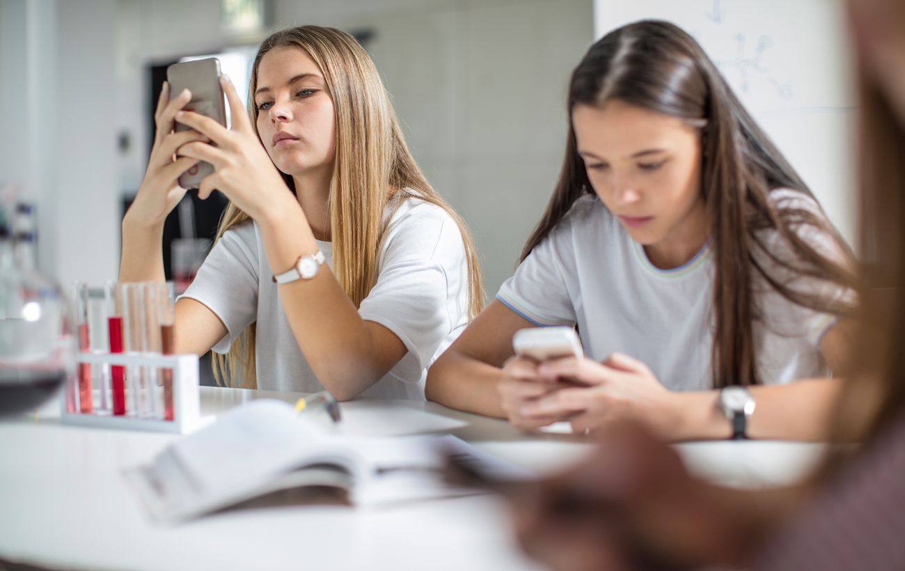 Зображення новини: Смартфони на уроках: Лісовий пояснив, чи можуть школи забороняти гаджети