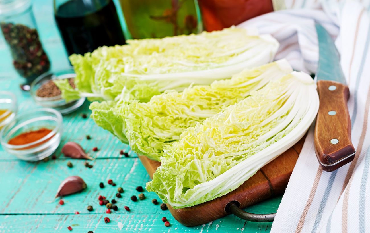 Зображення новини: Отрута чи просто крапки? Що насправді означають чорні плями на пекінській капусті