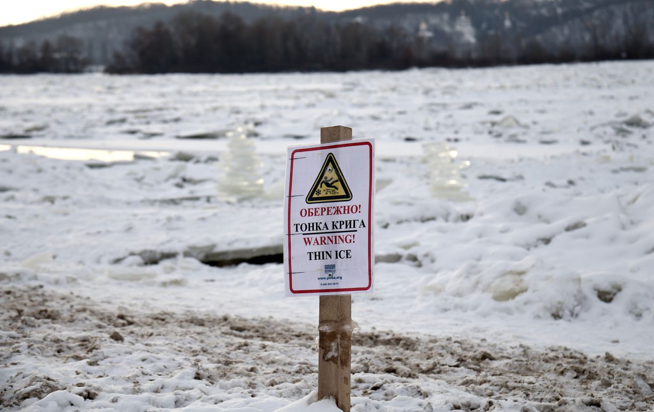 Зображення новини: Діти провалилися під лід на лимані: відео порятунку на Одещині