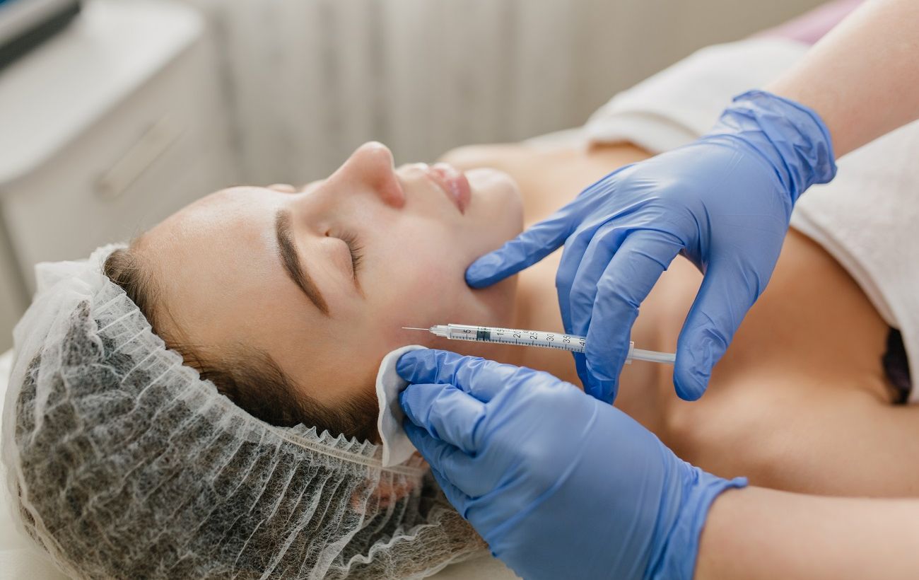 Зображення новини: Лікарі пояснили, чому "уколи краси" можуть бути небезпечними і назвали головний ризик