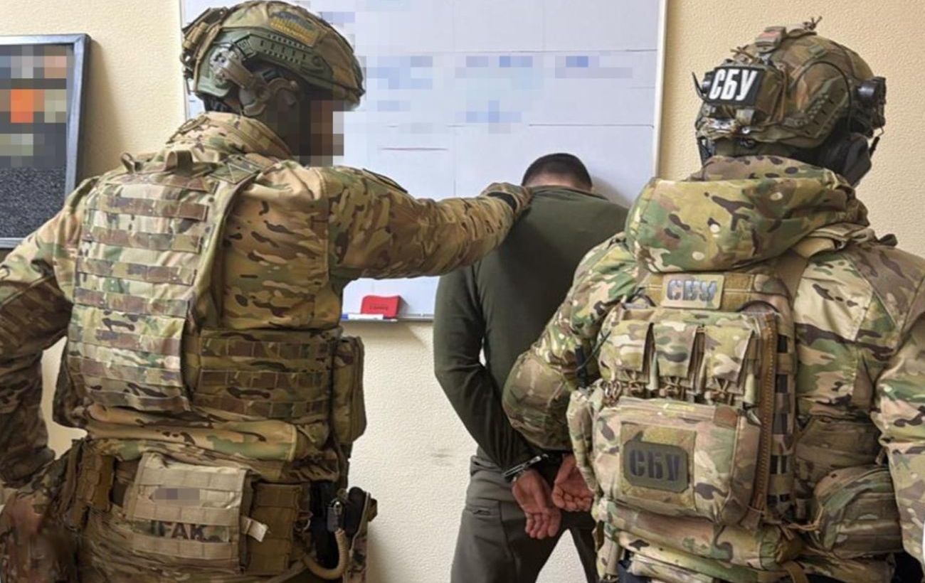 Зображення новини: Топпосадовців Повітряних сил та СБУ затримали за корупцію на аеродромах