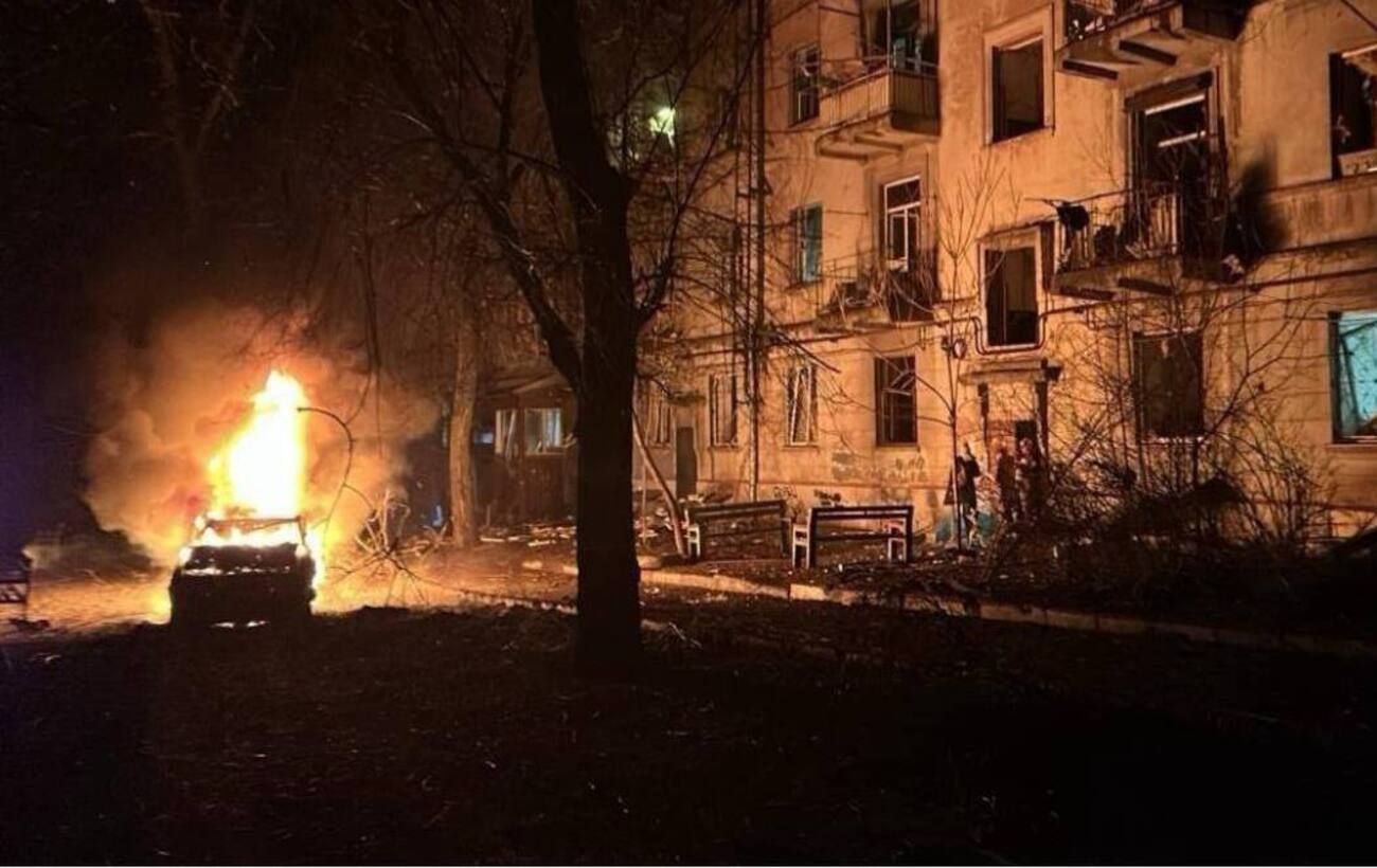 Зображення новини: Горять "Епіцентр" та авто, пошкоджені будинки та інфраструктура: все про атаку на Запоріжжя