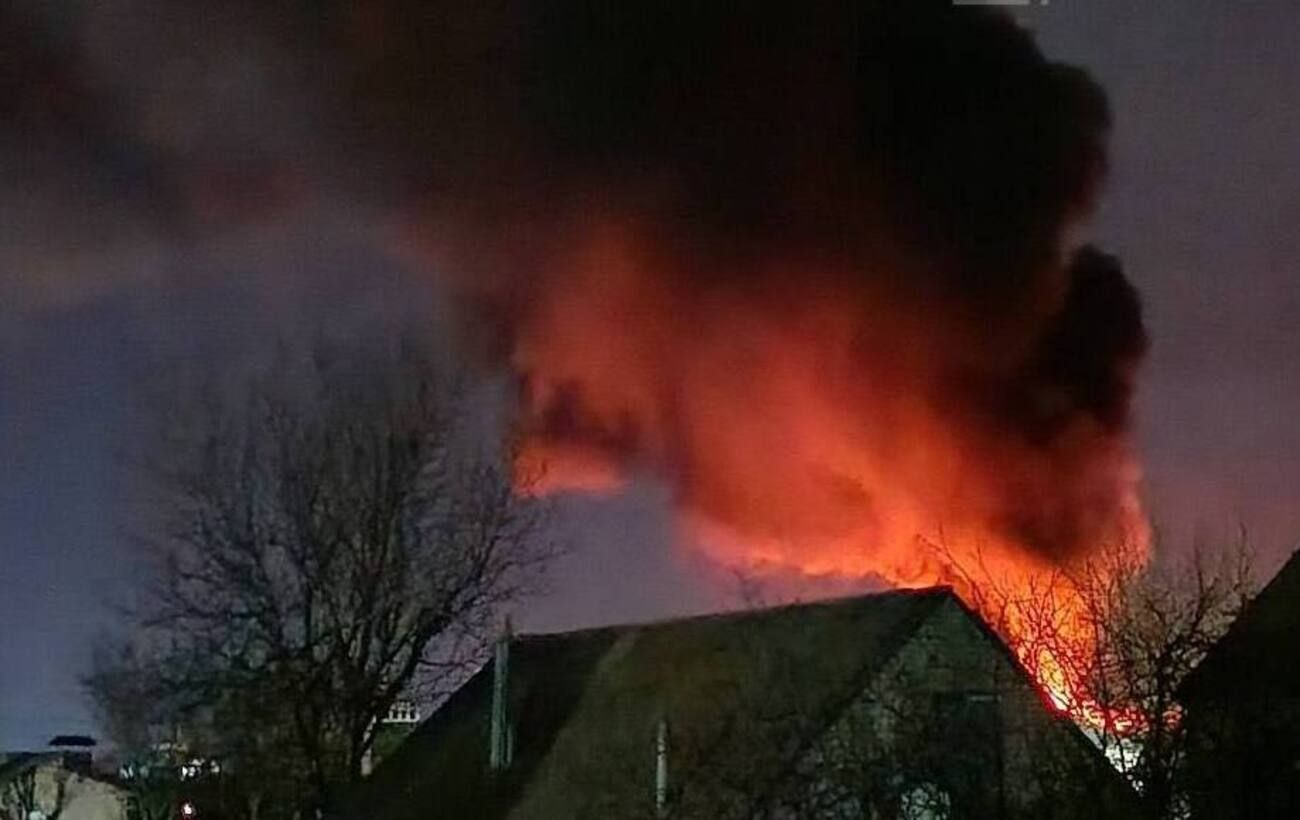 Зображення новини: У Луганську горить нафтобаза, а під Алчевськом приліт по підстанції: кадри з місця НП