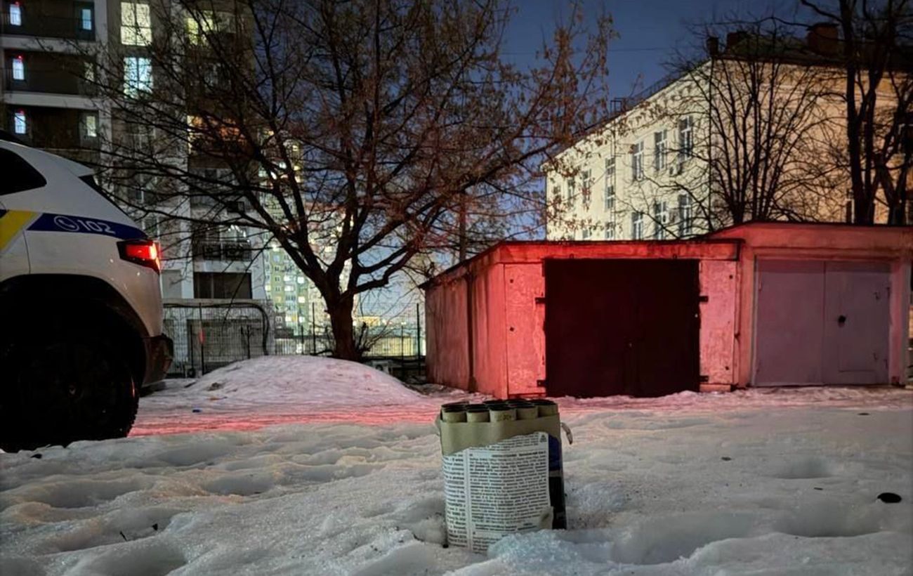 Зображення новини: "Знайшов на вулиці": у Києві підліток запустив салют, тепер його батьками займається поліція