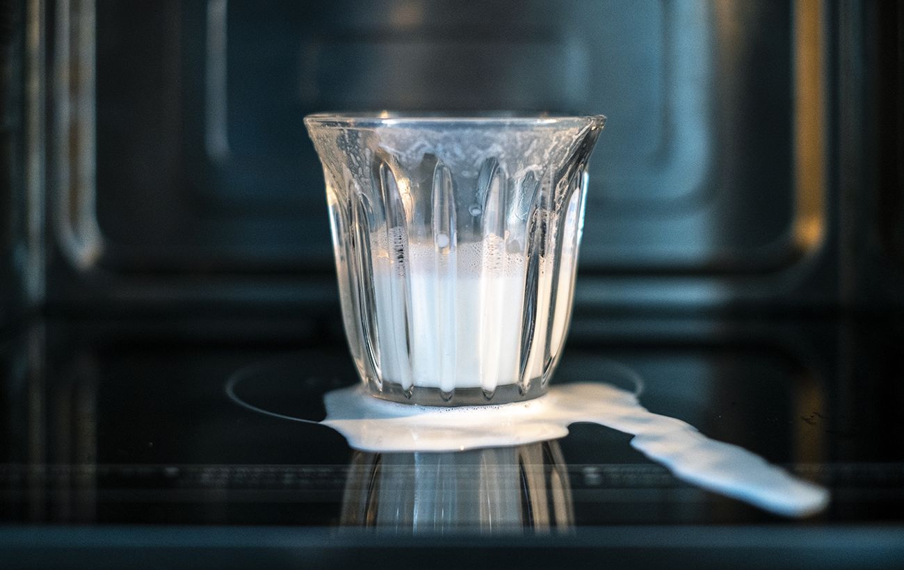 Зображення новини: Ніколи не грійте молоко в мікрохвильовці: фатальна помилка, якої припускаються всі