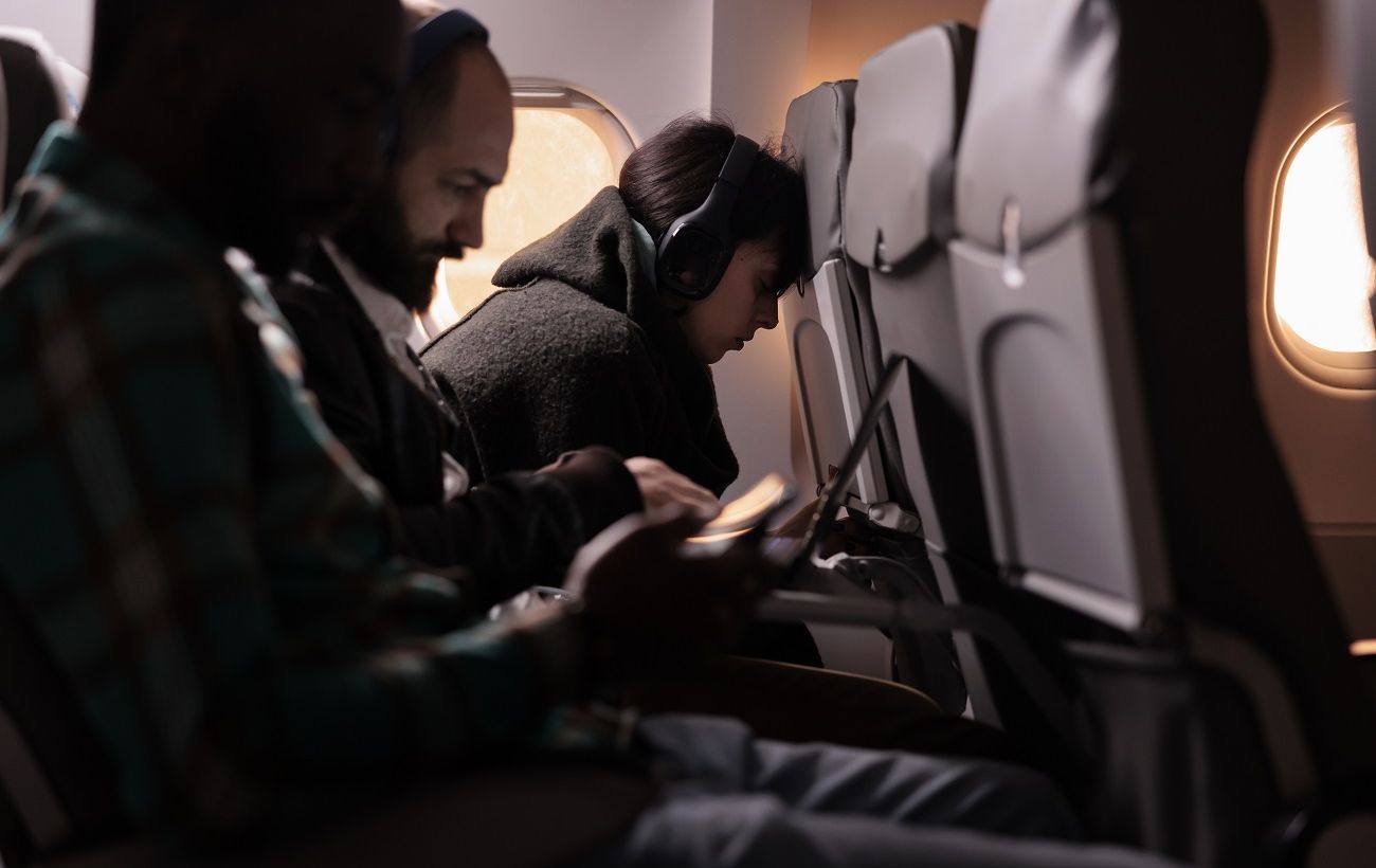 Зображення новини: Стюард із 25-річним стажем застеріг: чому чорні шкарпетки в літаку можуть створити проблему