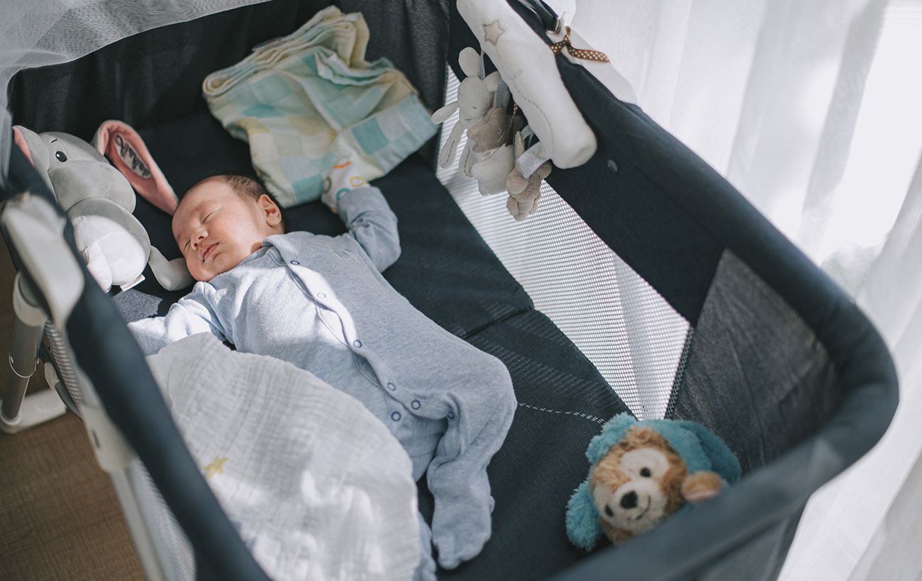 Зображення новини: Перевірте дитяче ліжечко: лікарі попередили батьків про ризики під час сну немовлят