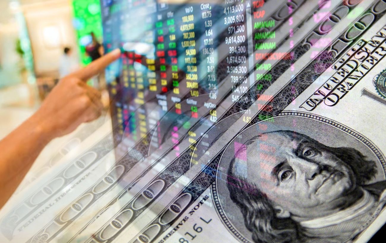 Зображення новини: Долар вже по 44 гривні, євро йде вгору: актуальний курс валют на 5 березня