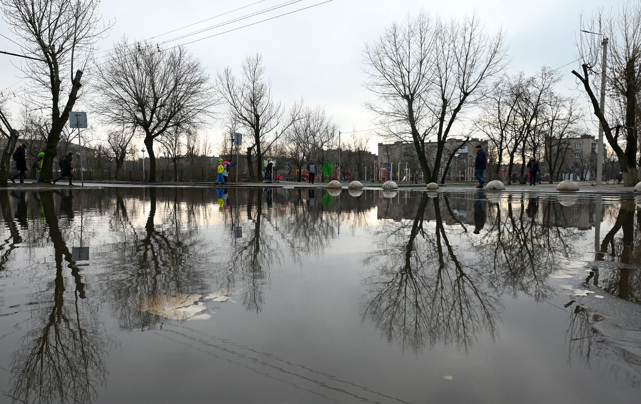 Зображення новини: Весняна погода з характером: де в Україні завтра готувати парасолі й чекати підйом води