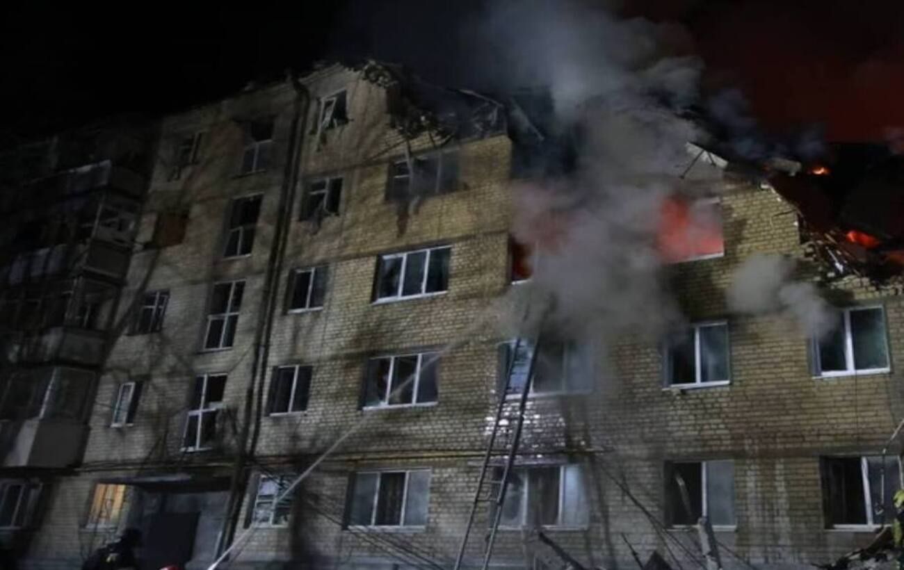 Зображення новини: Зруйновано частину будинку, жертва і десяток постраждалих: фото наслідків прильоту в Харкові