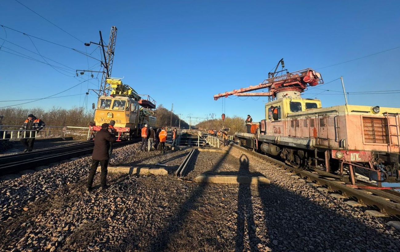 Зображення новини: УЗ відновила більшість ділянок після обстрілу РФ: поїзди повертаються до графіків