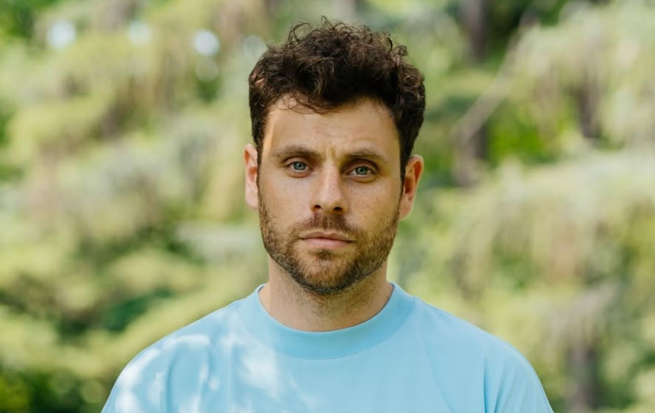 Зображення новини: Артур Логай несподівано зголив волосся на камеру і здивував новим образом (відео)