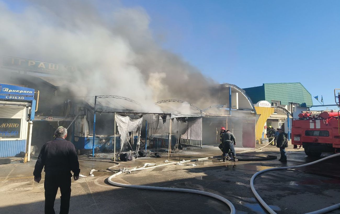 Зображення новини: Масштабна пожежа спалахнула на одеському ринку "7-й кілометр" (фото)