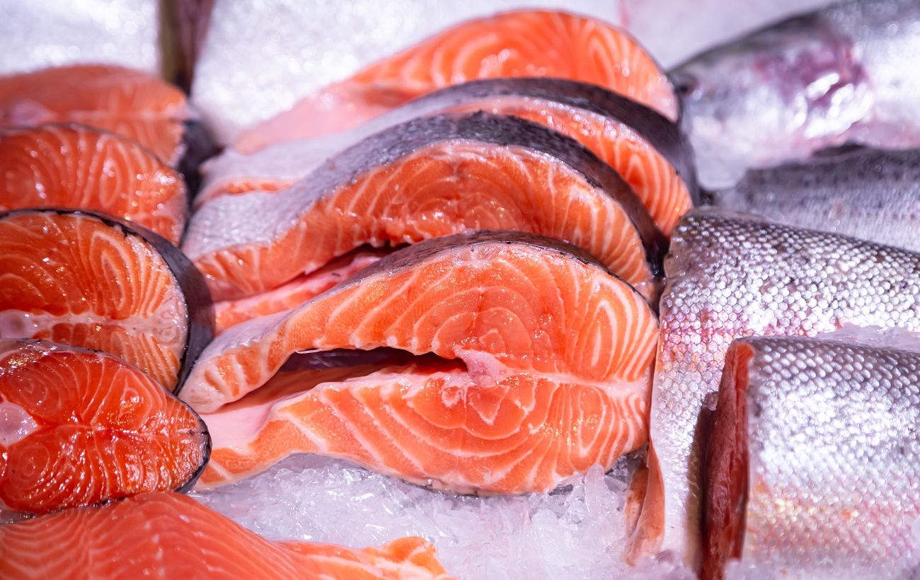 Зображення новини: Червона чи фарбована? Як супермаркети видають дешеву підробку за елітну сьомгу
