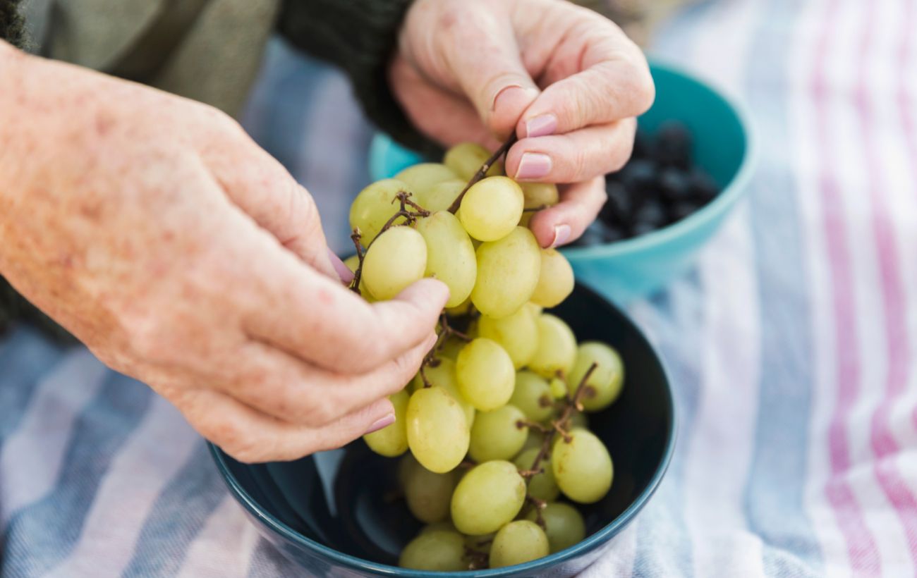 Зображення новини: Не просто водою: названо найкращий спосіб мити виноград