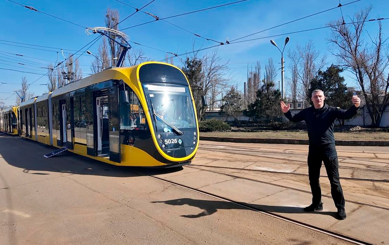 Зображення новини: З клімат-контролем і відеокамерами. Кличко показав нові трамваї: на якому маршруті їх шукати