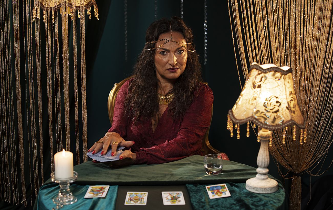 Зображення новини: "Вони обіцяли, що живий": чому родини військових вірять ворожкам і як надія робить їх беззахисними