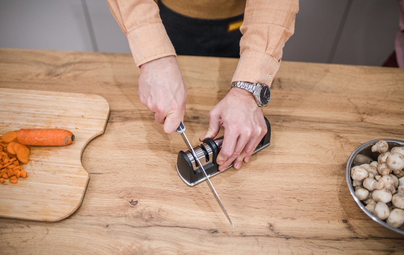 Зображення новини: Кому і коли заборонено точити ножі: правила, які не варто порушувати