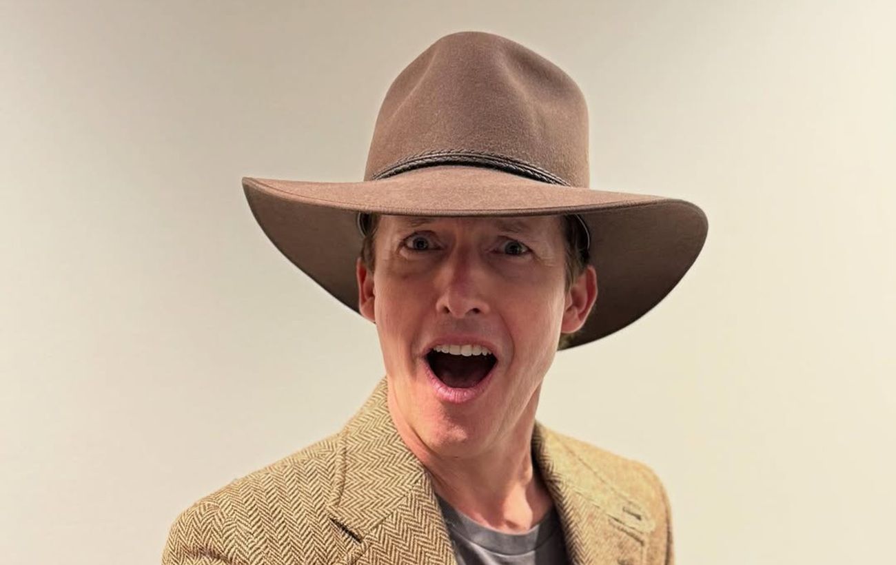 Зображення новини: "Зніми це барахло". Джеймс Блант обурив появою в шапці з символікою РФ (фото)