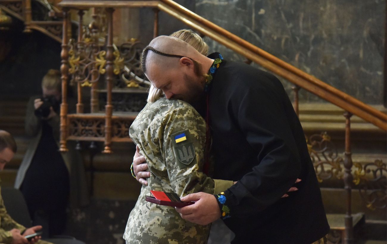 Зображення новини: Звання Героя України посмертно. Які виплати та пільги отримують родичі