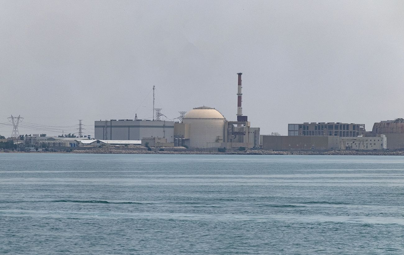 Зображення новини: "Приліт" був за 350 метрів від реактора: з'явилися деталі удару по АЕС "Бушер" в Ірані