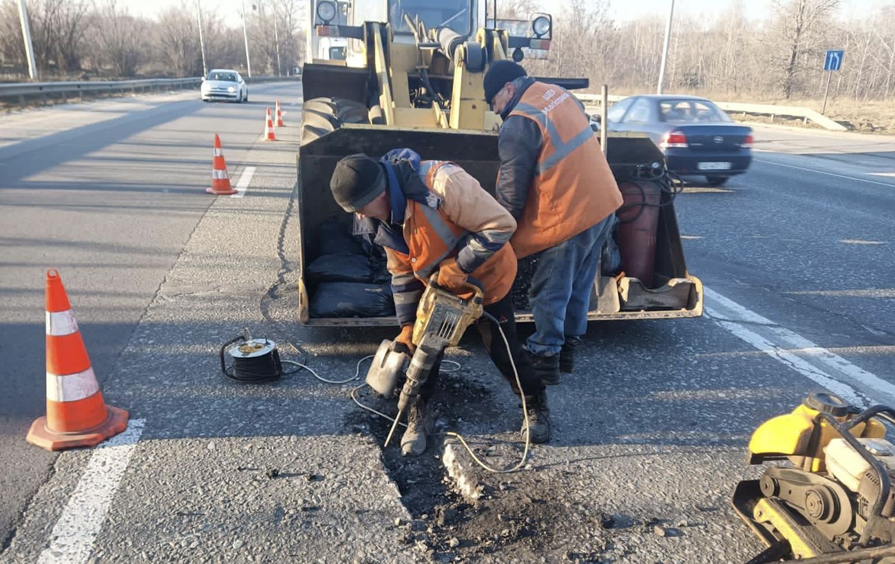 Зображення новини: Яма на дорозі: як не "вскочити" в ДТП та хто оплатить ремонт машини