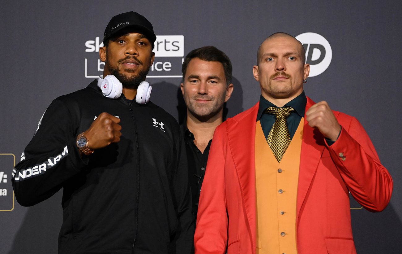 Зображення новини: Усик привіз Джошуа до Львова: як зірки боксу "запалили" по-українськи (відео)