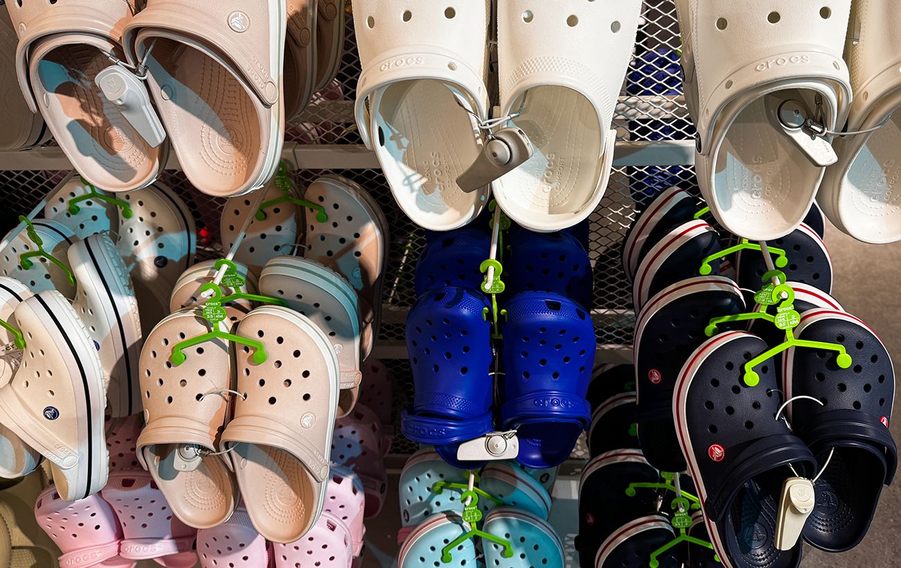 Зображення новини: Крокси можуть шкодити ногам? Подолог розповіла всю правду про взуття