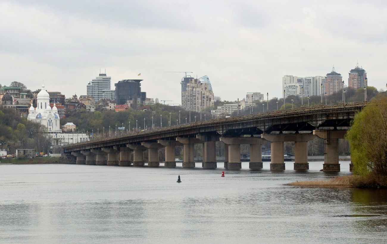 Зображення новини: У Києві прорвало тепломережу на мосту Патона: два райони залишились без опалення