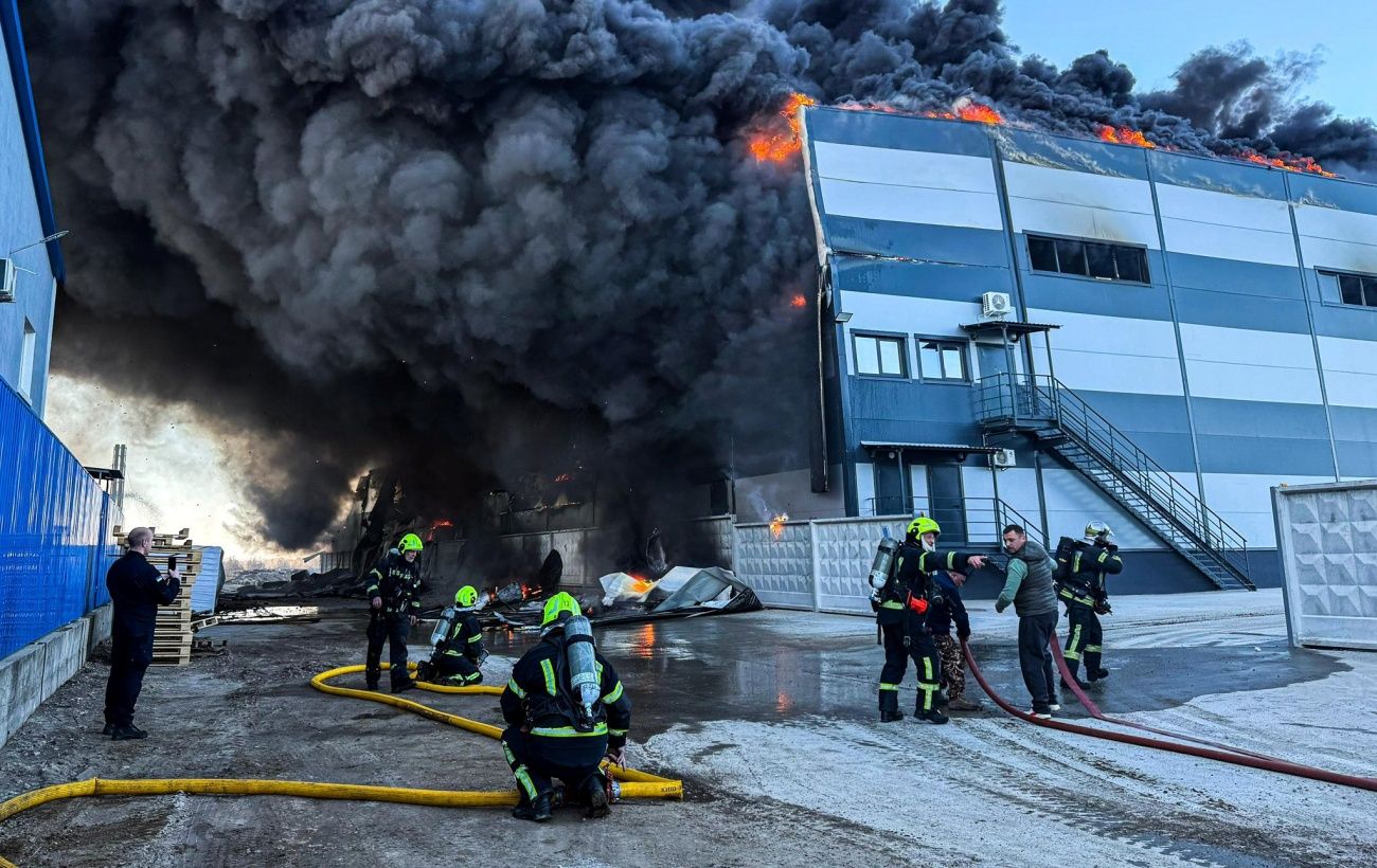 Зображення новини: На околицях Києва горять склади: дим накрив навіть Троєщину