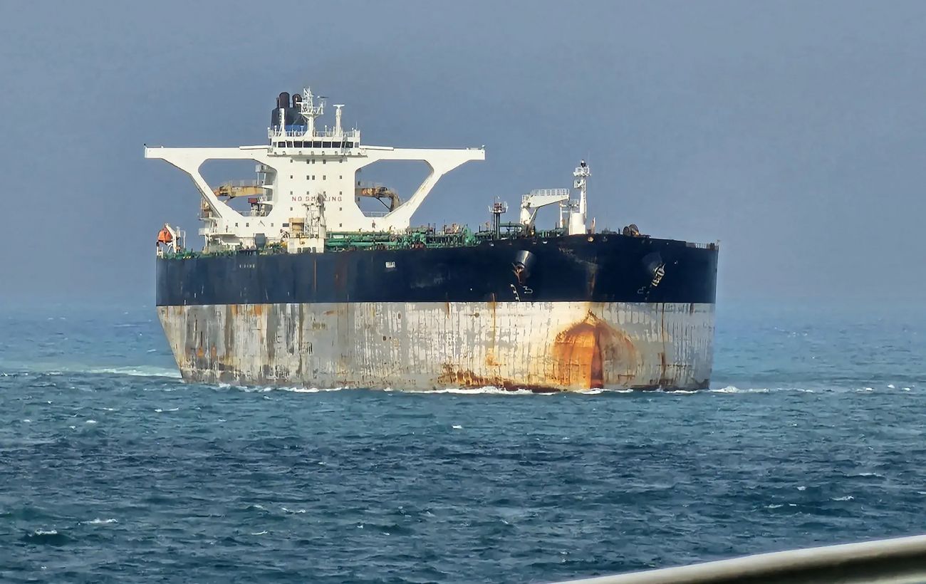 Зображення новини: Після ударів дронів Росія призупинила експорт нафти через Приморськ і Усть-Лугу