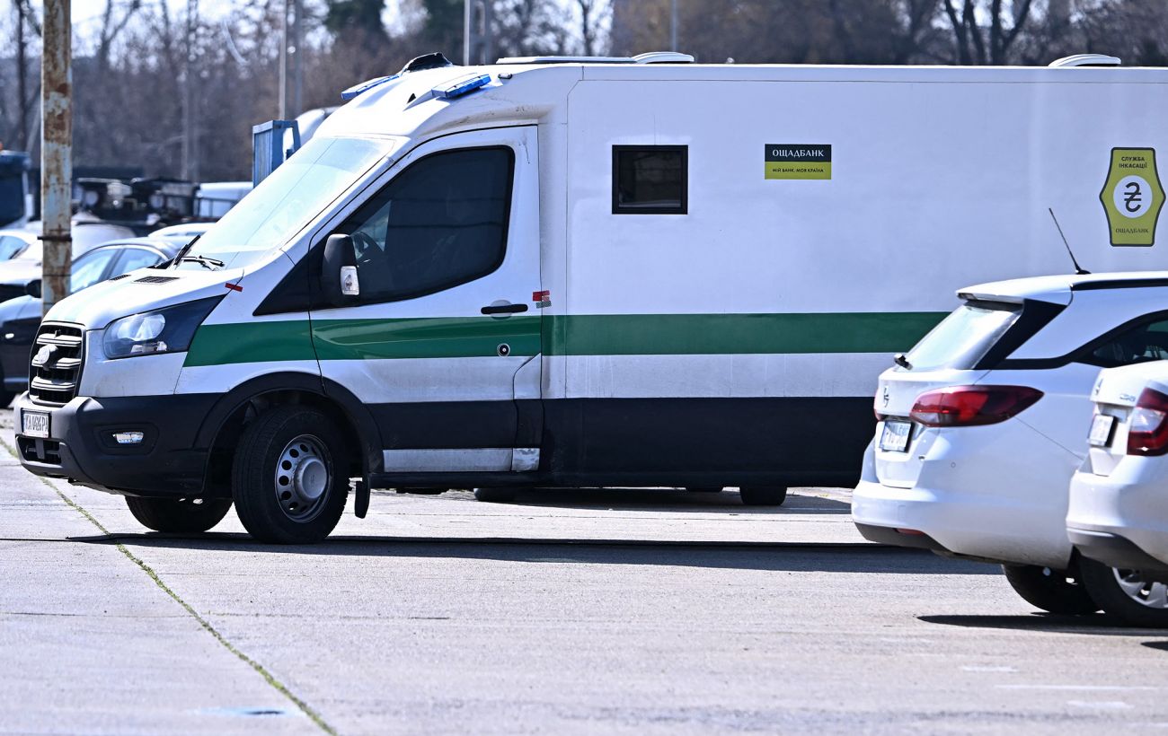 Зображення новини: "Ощадбанк" призупинив ввезення валюти з ЄС: він єдиний має таку ліцензію