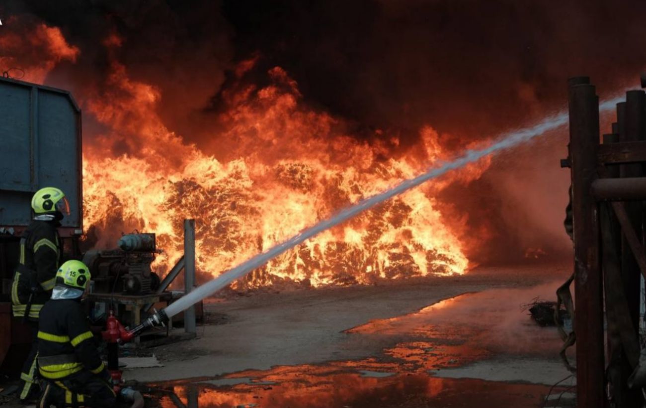 Зображення новини: У Києві спалахнула масштабна пожежа на тисячі "квадратів" (фото, відео)