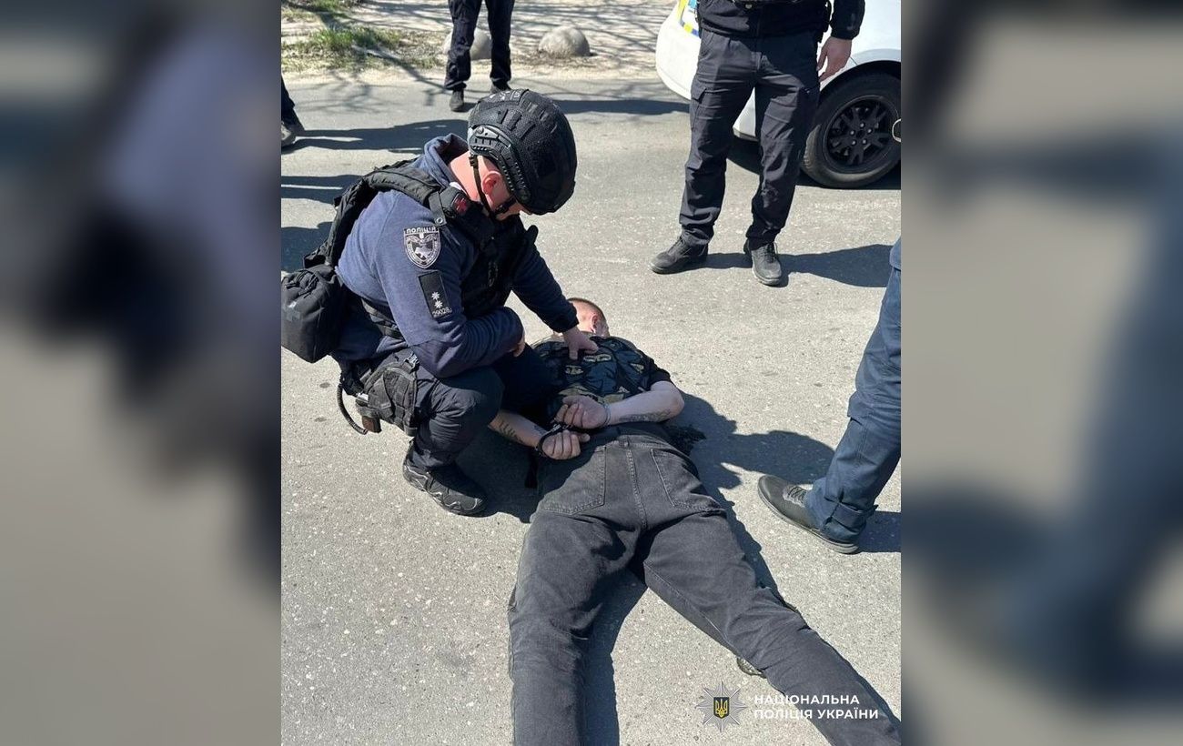 Зображення новини: В Одесі чоловік зі зброєю і гранатою влаштував стрілянину посеред вулиці