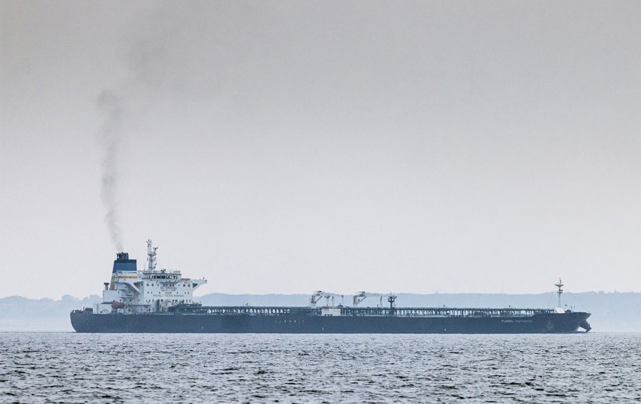 Зображення новини: В ЄС обговорюють посилення санкцій проти тіньового флоту РФ: під удар потраплять порти