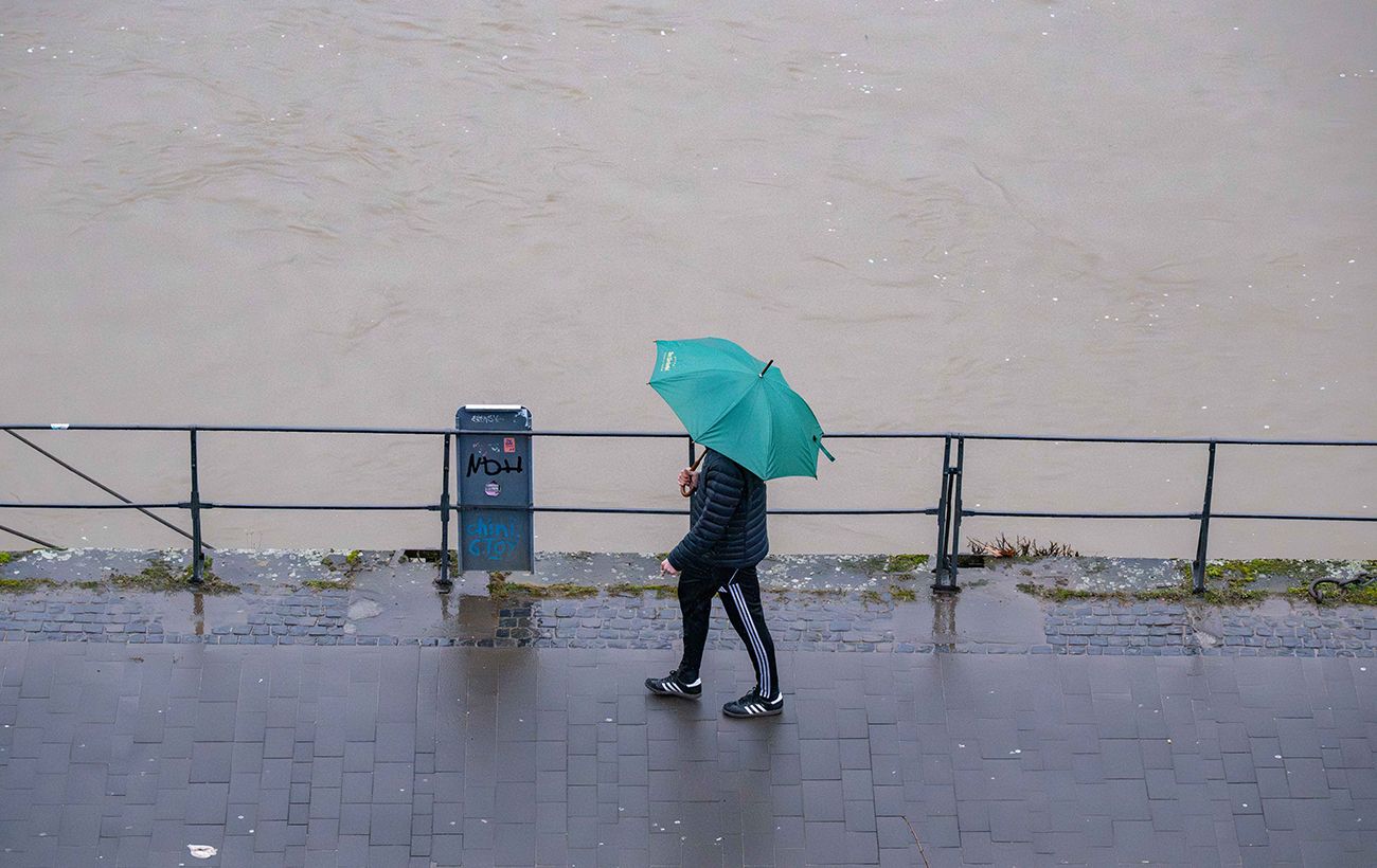 Зображення новини: Тепло з дощами несе небезпеку: яку погоду обіцяють українцям завтра і де річки "переповнені"
