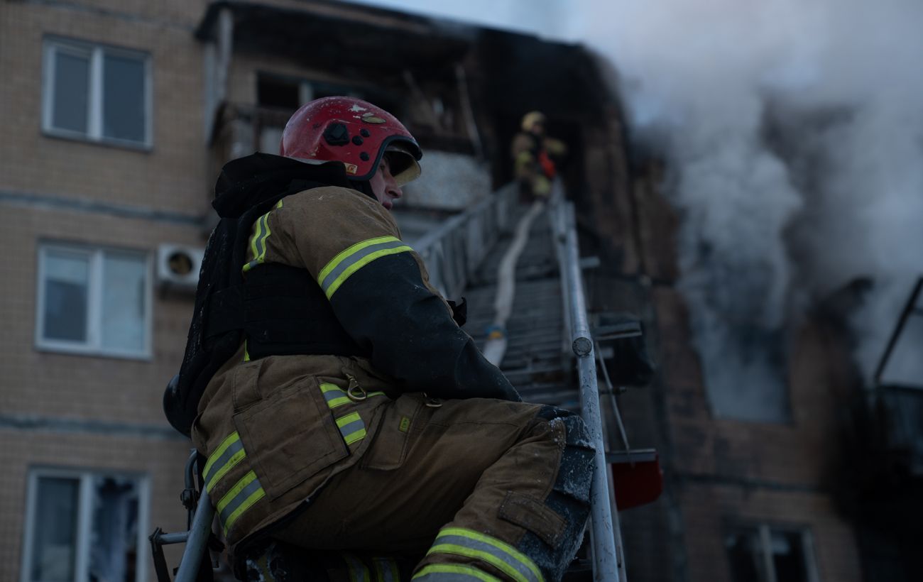 Зображення новини: В Одесі пряме влучання у житловий будинок: під завалами шукають людей, є поранені