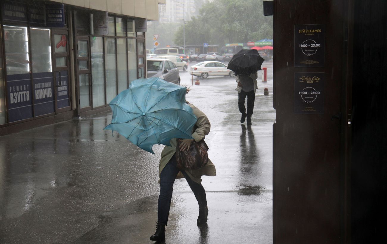 Зображення новини: На заході України сильна негода зриває дахи і засипає градом (фото, відео)