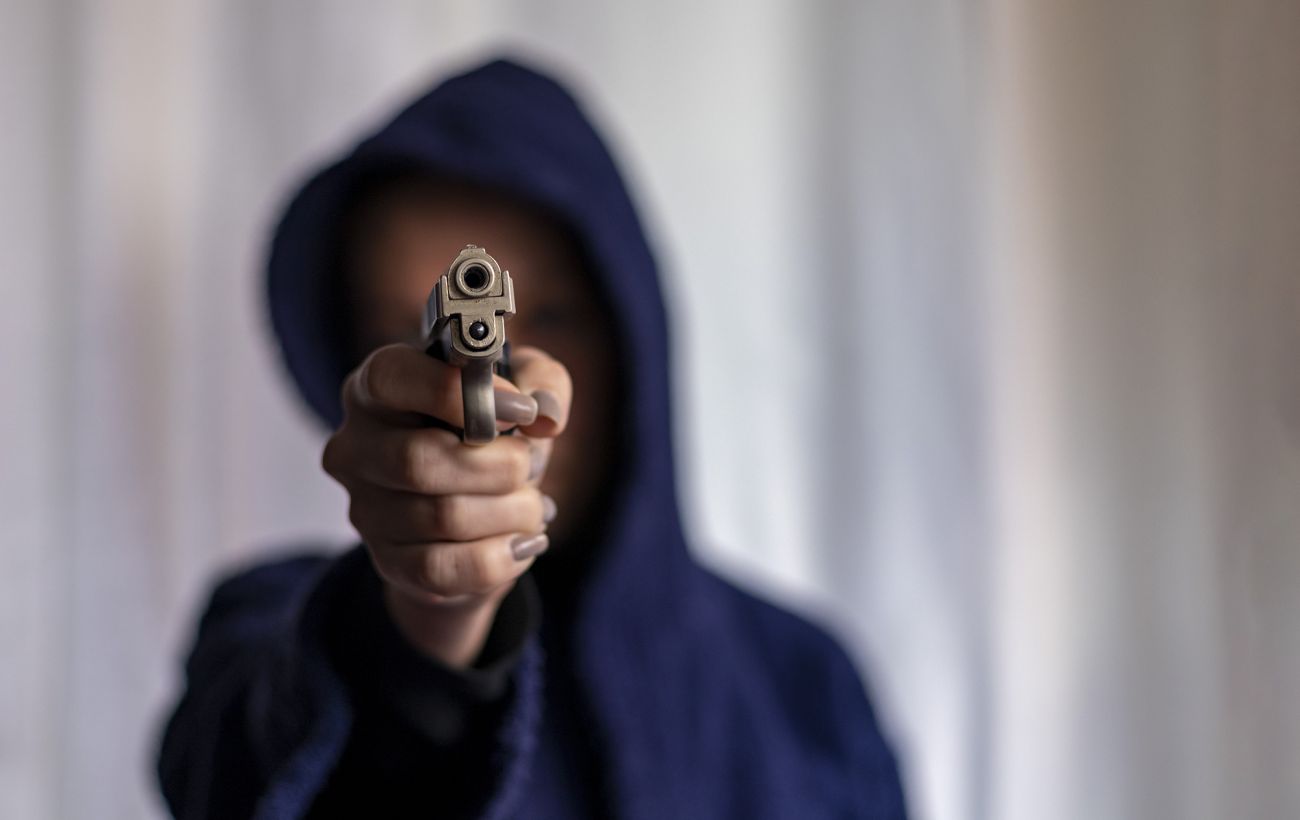 Зображення новини: У центрі Луцька дівчина влаштувала "тир": одна з куль влучила у тролейбус (відео)