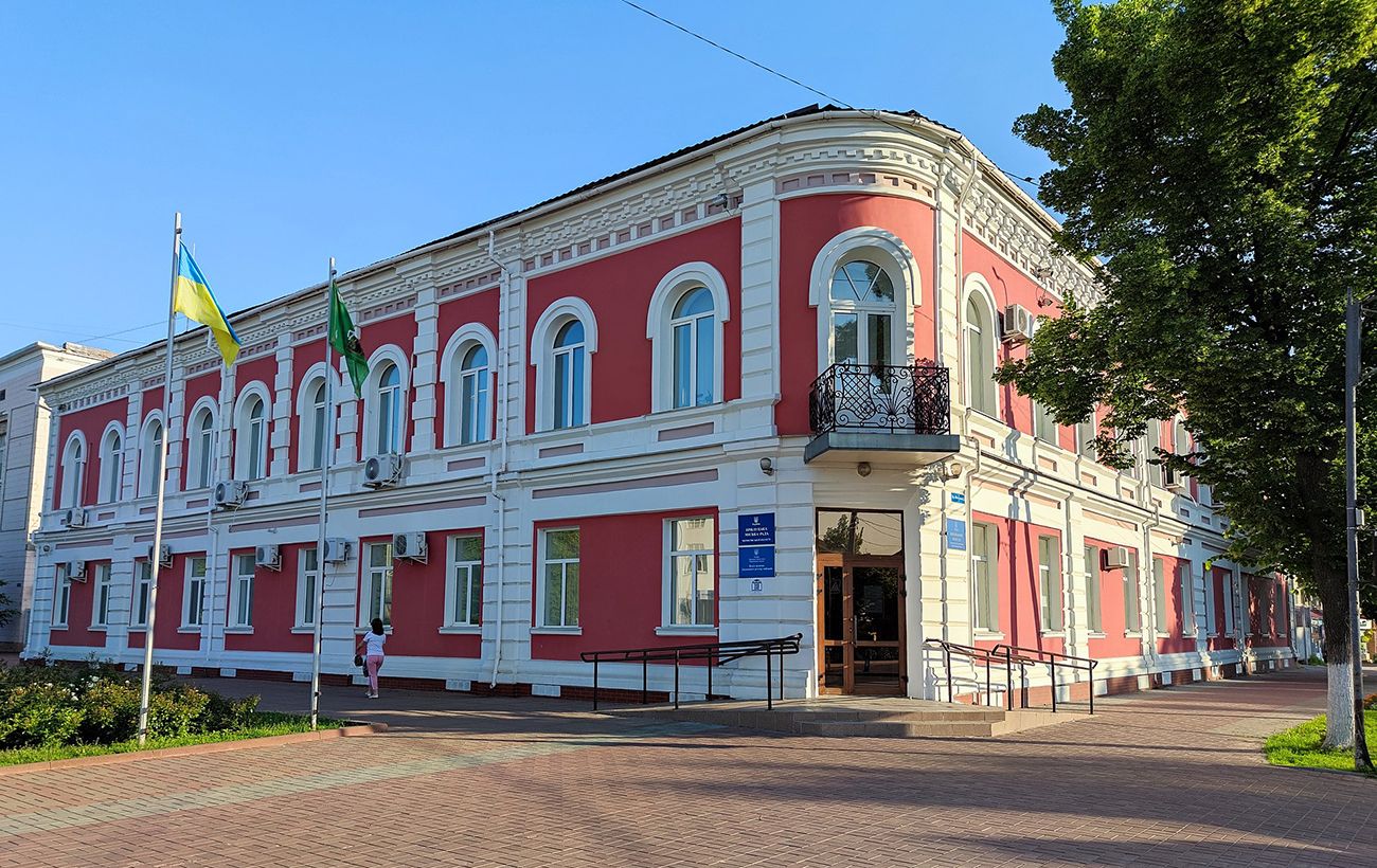 Зображення новини: У центрі Прилук дрони атакували мерію, будівля спалахнула